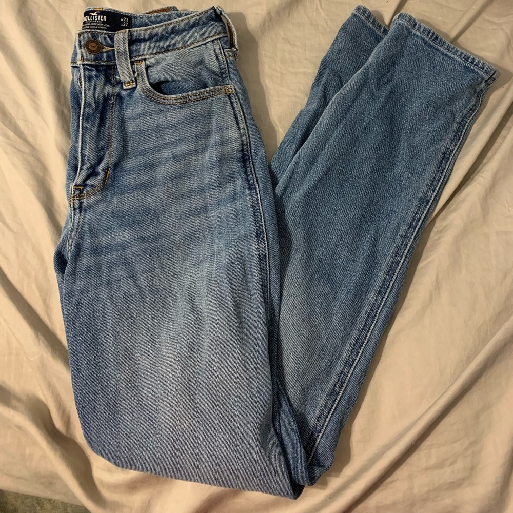Hollister medium wash ultra high-rise mom jean